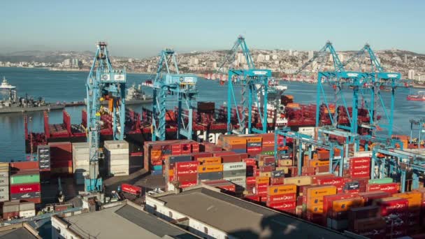 Contenedores de carga en Valparaíso, Chile — Vídeos de Stock