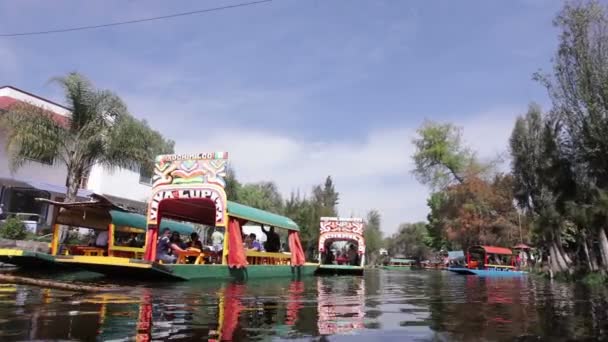 Mexico City Mexiko Februari 2018 Handmålade Trajineras Chowing Traditionella Färgerna — Stockvideo