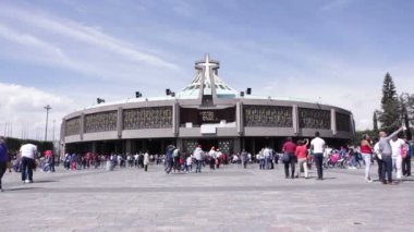 Mexico City, Meksika - 11 Şubat 2018: Modern Guadalupe (1974) bizim Mary Bazilikası. Bazilika Katolikliğin en önemli hac sitelerinden biri, her yıl birkaç milyon kişi tarafından ziyaret edilmiştir. Anahtar kelimeler: