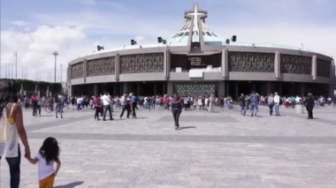 Mexico City, Meksika - 11 Şubat 2018: Modern Guadalupe (1974) bizim Mary Bazilikası. Bazilika Katolikliğin en önemli hac sitelerinden biri, her yıl birkaç milyon kişi tarafından ziyaret edilmiştir.