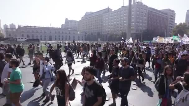 智利圣地亚哥 2018年4月19日 智利在 Moneda 宫殿前游行 总统府 要求结束教育的利润 — 图库视频影像