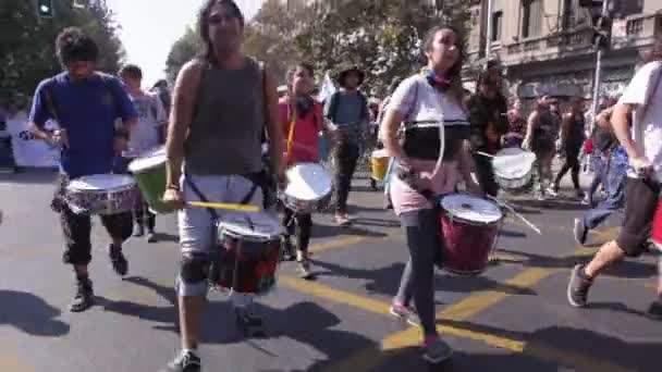 Santiago Chili April 2018 Chilenen Marcheerden Door Santiago Straten Eist — Stockvideo
