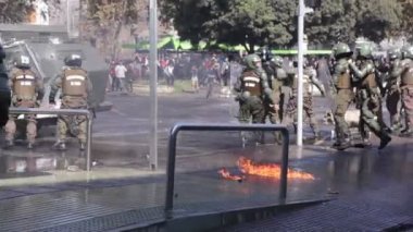 Santiago, Şili - 19 Nisan 2018: Şili isyan polis dağılın protestocular talep kar eğitimde son bir gösteri sırasında.