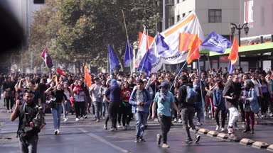 Santiago, Şili - 19 Nisan 2018: Şilililer kar eğitimde sonuna talep Santiago'nun sokaklarında yürüdü