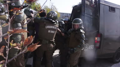 Santiago, Şili - 19 Nisan 2018: Santiago Üniversitesi eğitimde kar sonuna zorlu bir gösteri sırasında tutuklandı protestocu.