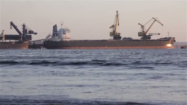 Guindastes Que Descarregam Carvão Navio Cargue Porto Ventanas Chile — Vídeo de Stock