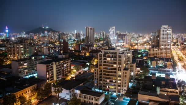 圣地亚哥在晚上 Timelapse 与月亮 倾斜移位和相机移动 — 图库视频影像