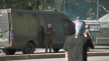 Santiago, Şili - 29 Ekim 2019 - Çevik Kuvvet, Sebastian Pinera hükümetine karşı düzenlenen 