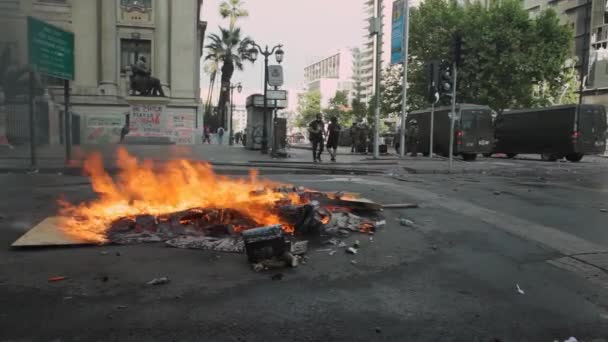 智利圣地亚哥 2019年10月29日 圣地亚哥市中心反对塞巴斯蒂安 皮涅拉政府的 运动抗议期间的路障 — 图库视频影像