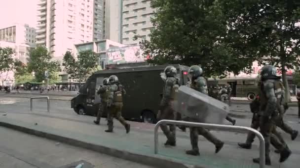 Santiago Chile Oktober 2019 Kravallpolis Skingrade Demonstranter Protesterna Mot Evade — Stockvideo