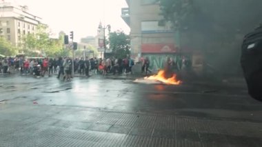 Santiago, Şili - 29 Ekim 2019 - Protestocular Sebastian Pinera hükümetine karşı düzenlenen 