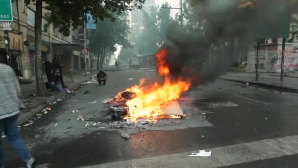 Santiago Chile Octubre 2019 Barricadas Centro Santiago Durante Las Protestas — Vídeo de stock