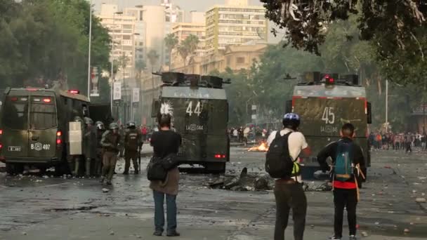 Santiago Cile Ottobre 2019 Polizia Antisommossa Disperde Manifestanti Con Cannoni — Video Stock