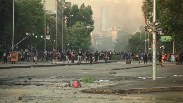 Santiago Chile Října 2019 Protestující Čelí Policii Při Protestech Proti — Stock video