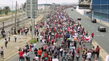 Valparaiso, Şili - 27 Ekim 2019 - Protestocular, Vina del Mar 'dan Valparaiso' ya Sebastian Pinera hükümetine karşı yürüdüler..