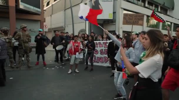 Vina Del Mar Cile Ottobre 2019 Folla Manifesta Davanti Soldati — Video Stock