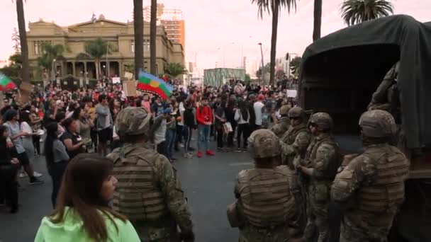 Vina Del Mar Cile Ottobre 2019 Folla Manifesta Davanti Soldati — Video Stock