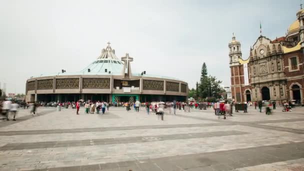 墨西哥城 墨西哥城 2020年2月2日 在墨西哥城瓜达卢佩圣母大教堂前行走的人的时间 — 图库视频影像