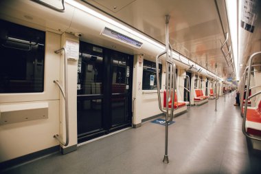 SANTIAGO, ŞİLİ-NİSAN 14, 2020 Santiago Metro vagonu, Covid 19 salgınından dolayı şehrin bazı bölgelerini etkileyen karantina yüzünden neredeyse bomboş.