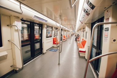SANTIAGO, ŞİLİ-NİSAN 14, 2020 Santiago Metro vagonu, Covid 19 salgınından dolayı şehrin bazı bölgelerini etkileyen karantina yüzünden neredeyse bomboş.