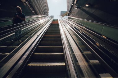 SANTIAGO, Şili-Nisan 14, 2020 - Covid 19 salgını nedeniyle şehrin bazı bölgelerini etkileyen karantina nedeniyle Santiago metro istasyonlarından çok az yolcu geçmektedir.