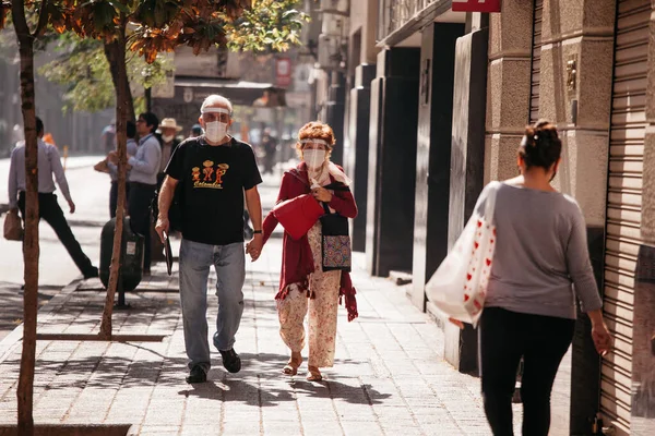 Santiago Chile April 2020 Ηλικιωμένο Ζευγάρι Περπατά Στους Δρόμους Του — Φωτογραφία Αρχείου