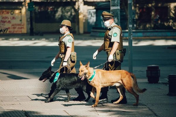 Santiago Chile April 2020 Politie Koppel Patrouilleren Straat Als Gevolg Rechtenvrije Stockafbeeldingen