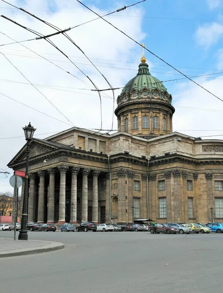 Ісаакіївським собором у другій половині дня весна — стокове фото