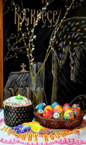 Pastel de Pascua y huevos pintados — Foto de Stock