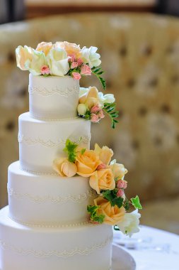 çok düzey düğün pastası çiçek süslemeleri ile beyaz, bac bulanıklık