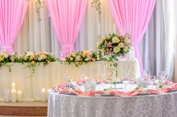 Украшение свадебного стола и украшение цветочного украшения — стоковое фото