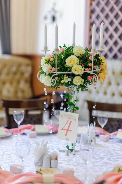 Esküvői asztaldísz és virág asztaldísz — Stock Fotó
