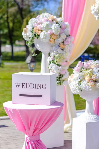 Decoraciones de boda. Caja de madera con una inscripción "boda " — Foto de Stock