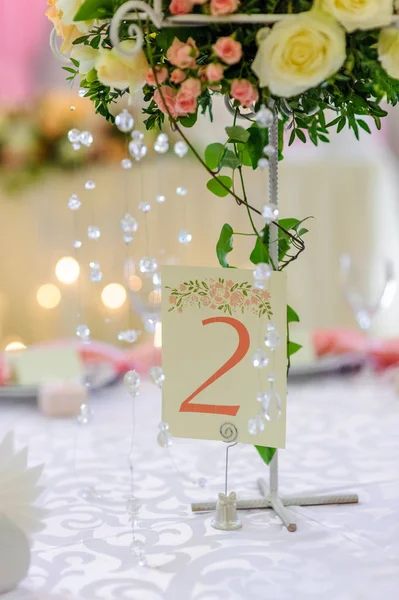 Карточка на праздничном свадебном столе — стоковое фото