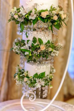 Çiçek desenli üç katlı pasta asmak