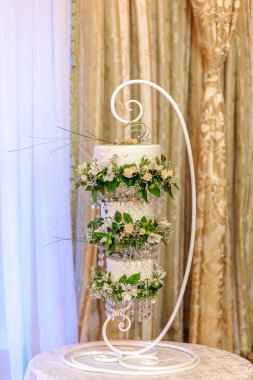 Çiçekli üç katlı bir pasta.