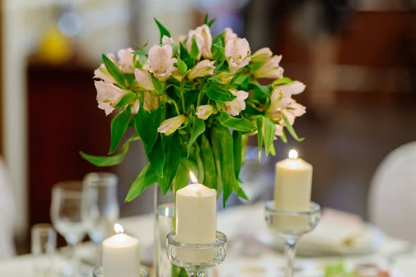 Virágkötészet Asztalon — Stock Fotó