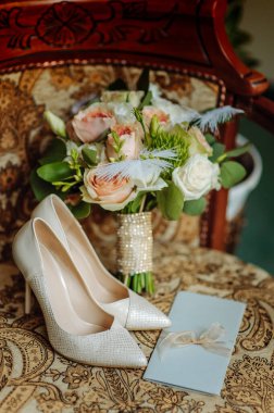 Krema buketi, deve kuşu tüyü, ayakkabı ve davetiye kartı.