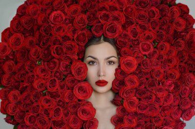 Krema buketi, deve kuşu tüyü, ayakkabı ve davetiye kartı.