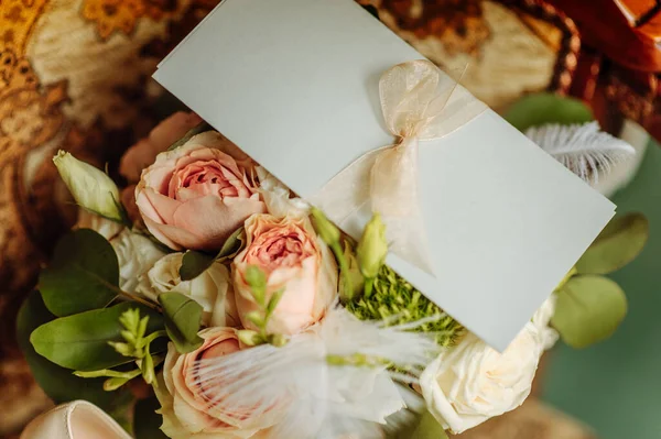 Carte Invitation Trouve Sur Bouquet Roses Crème — Photo