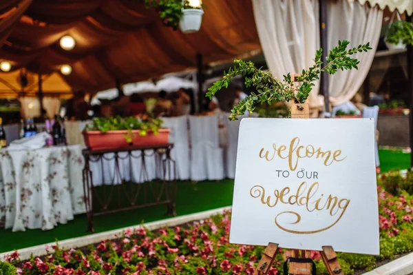 Ramo Boda Rosas Crema Plumas Avestruz Zapatos Tarjeta Invitación — Foto de Stock