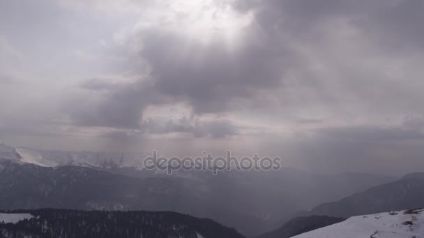 Nubes, rayos de sol, sol, montañas — Vídeos de Stock