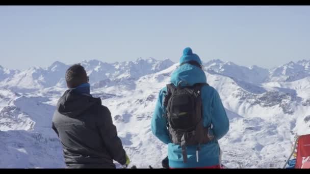 Dois rapazes a olhar para as montanhas — Vídeo de Stock