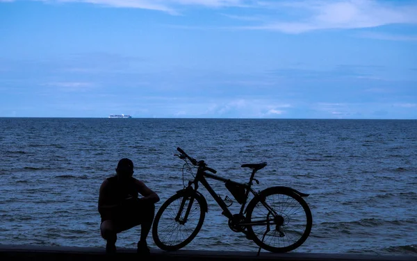 Silhouette bisikletçi ve onun bisiklet