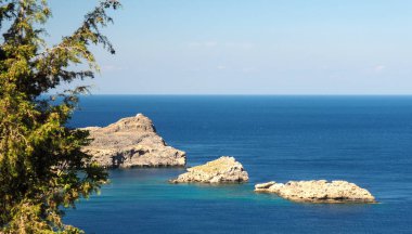 Güneşli görünümü Lindos Bay, Rhodes, Yunanistan