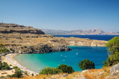 Güneşli görünümü Lindos Bay, Rhodes, Yunanistan