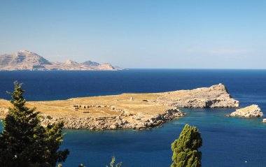 Güneşli görünümü Lindos Bay, Rhodes, Yunanistan