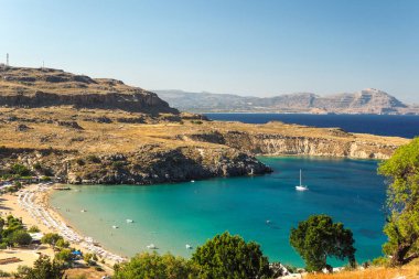 Güneşli görünümü Lindos Bay, Rhodes, Yunanistan