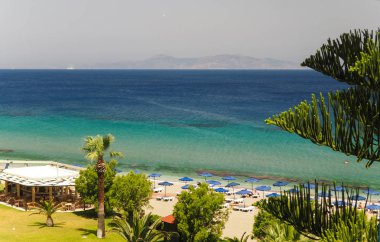 Güneşli görünümü Lindos Bay, Rhodes, Yunanistan