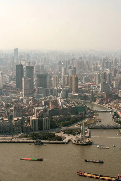 Visa på floden i Shanghai från Pearl tv tower — Stockfoto